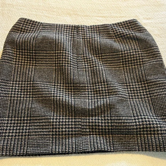 Banana Republic Black and Tan Houndstooth Mini Skirt - Picture 2 of 5